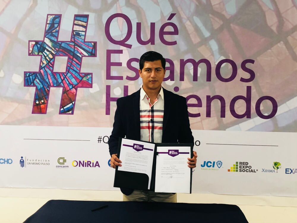 QEHValleToluca's tweet photo. El candidato a presidente municipal de #Metepec Fabian Bernal-El Pollo Bernal del partido @viaradical firma la #AgendadeGobernanza https://t.co/ch79dqi66K