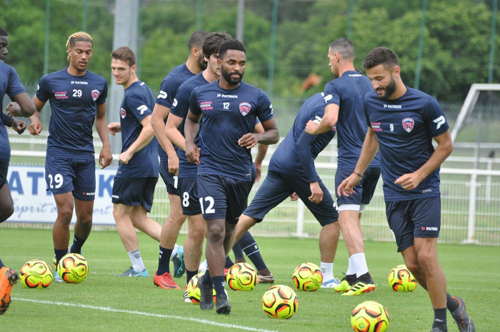 ClermontFoot's tweet photo. Jour de reprise pour le @ClermontFoot ! Les clermontois se sont retrouvés ce lundi pour débuter la préparation de la saison 2018-2019 après 5 semaines de repos 👊🔴🔵 #TeamCF63

📰 Toutes les infos ➡️ https://t.co/wBhoDB6ehH
📸 L'album photos ➡️ https://t.co/IHC1943dvw https://t.co/4WNb2vn0gf