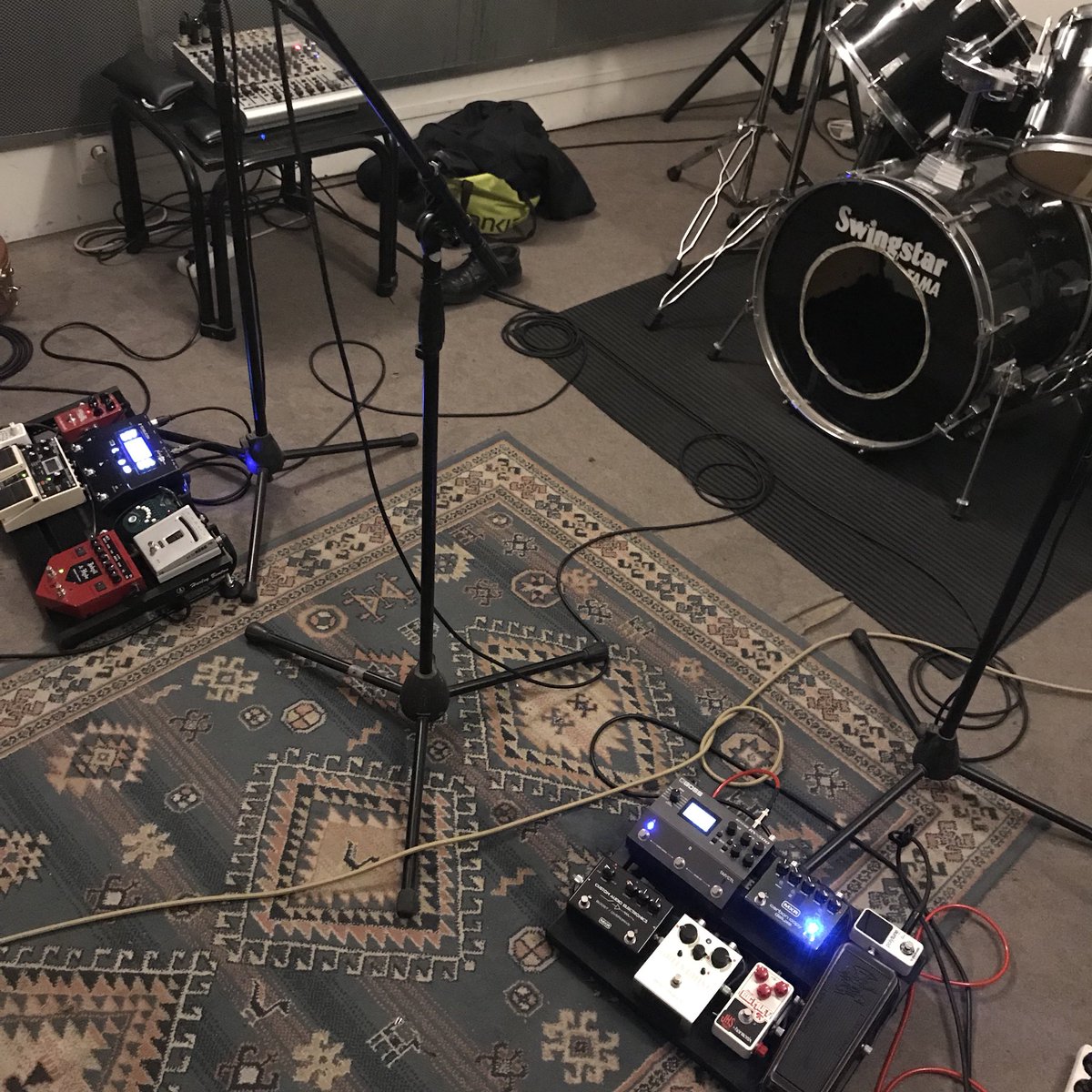 zikmidotcom's tweet photo. This smell like a MusicTech moment ... no ? #MusicTechBe #zikmidotcom #guitar #musician https://t.co/g8eJvyoRkH