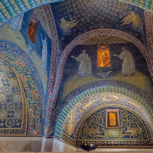 Se dovessimo usare un aggettivo per definire #Ravenna sarebbe: meravigliosa per la sua bellezza antica e sempre nuova. Se vi siete persi la puntata di @ASuaimmagine dedicata alla città andata in onda sabato scorso: raiplay.it/video/2018/06/… | #myRavenna #inEmiliaRomagna