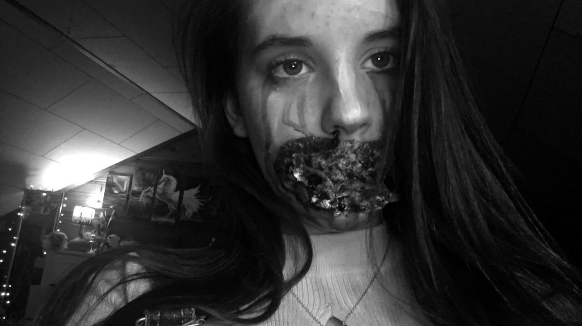 MatlakPeyton's tweet photo. Or if you wanna do something scary you could do these ☺️😂 @jamescharles @GlamandGore @fxmakeupacademy @madeulookupdate https://t.co/g5tetBMqfZ