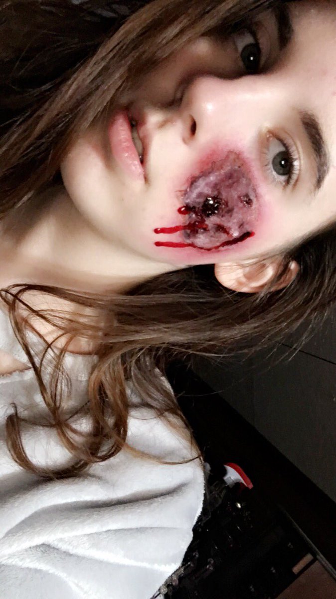 MatlakPeyton's tweet photo. Or if you wanna do something scary you could do these ☺️😂 @jamescharles @GlamandGore @fxmakeupacademy @madeulookupdate https://t.co/g5tetBMqfZ