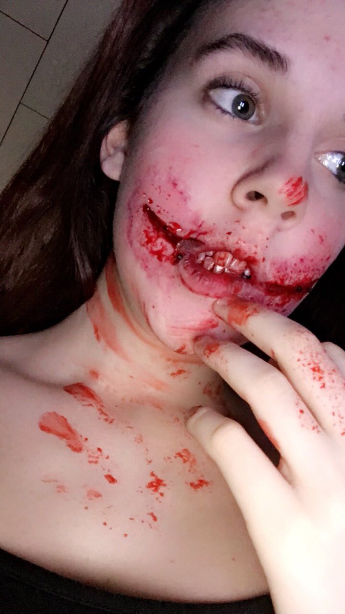 MatlakPeyton's tweet photo. Or if you wanna do something scary you could do these ☺️😂 @jamescharles @GlamandGore @fxmakeupacademy @madeulookupdate https://t.co/g5tetBMqfZ