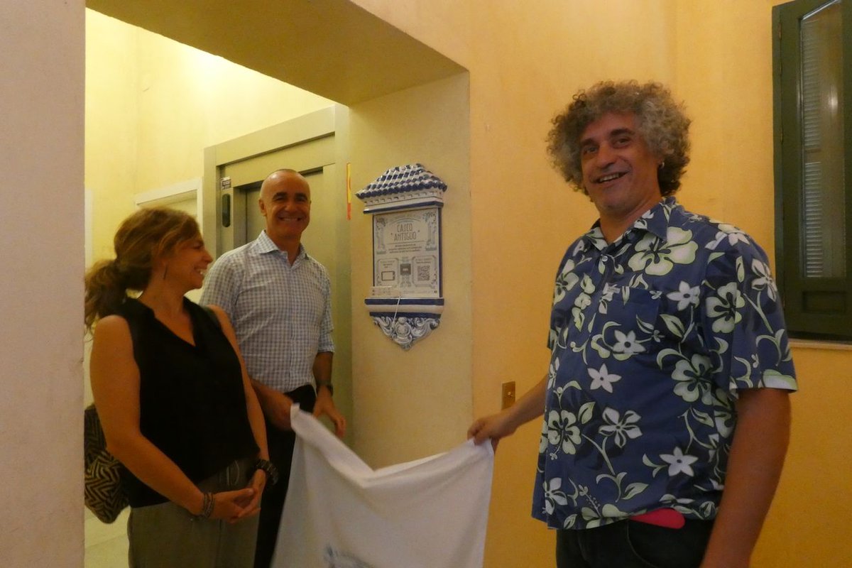 Ayto_Sevilla's tweet photo. #BancodeProyectosICAS: 
Presentamos los dispensadores Peer to Peer, un proyecto artístico de @demasiadopesto que podrás encontrar en los centros cívicos de Sevilla. 
El proyecto genera un dispensador permanente de programas culturales desarrollados en los barrios de la ciudad https://t.co/UhtkBBrKGA
