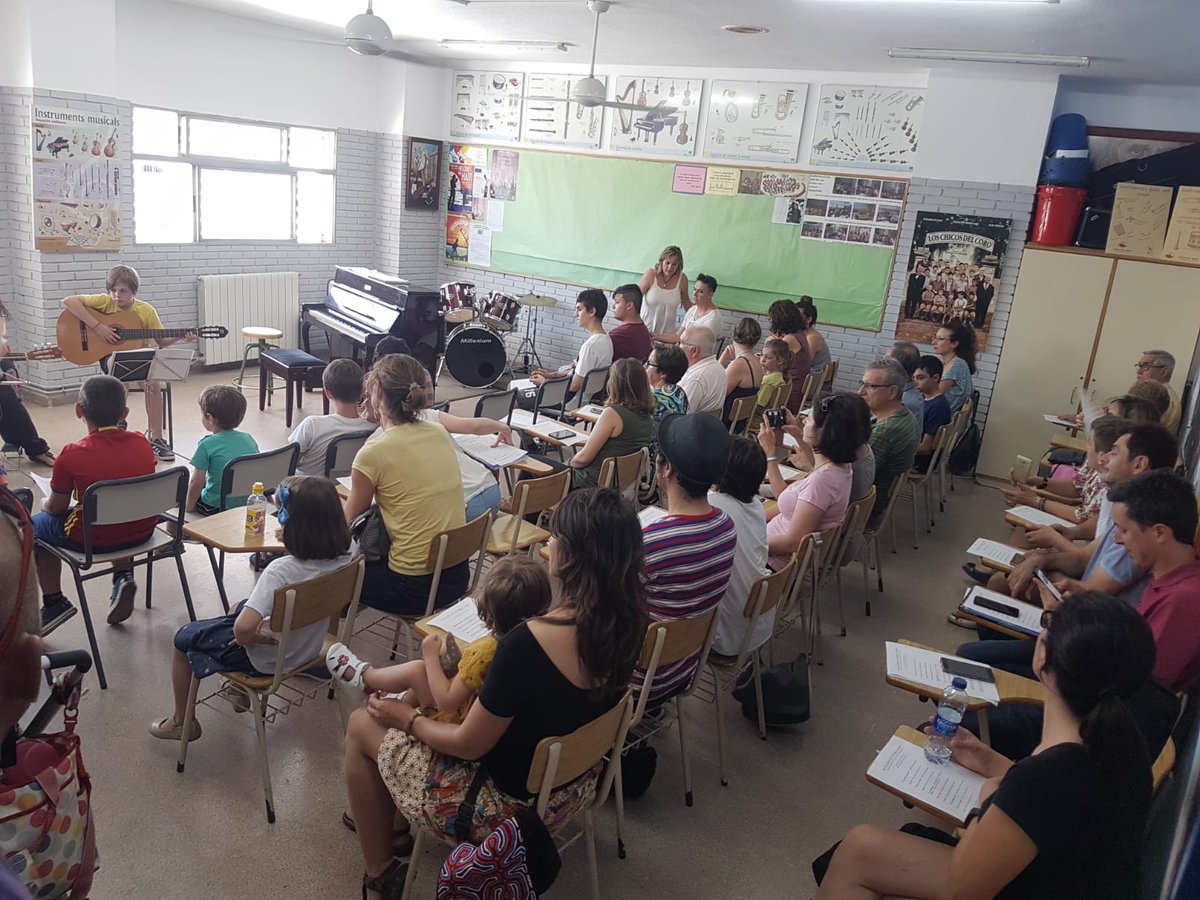 AmpaComenius's tweet photo. El divendres a la vesprada, vam tindre les audicions de música de l'extraescolar de l'AMPA.
Tots els alumnes van poder demostrar quant han aprés!!!
Va estar molt be!!!
Enhorabona a tots!! I als nostres profes Bea i Pau!!
Bon estiu i vos esperem el pròxim curs!!! https://t.co/3rg7WRGlHv