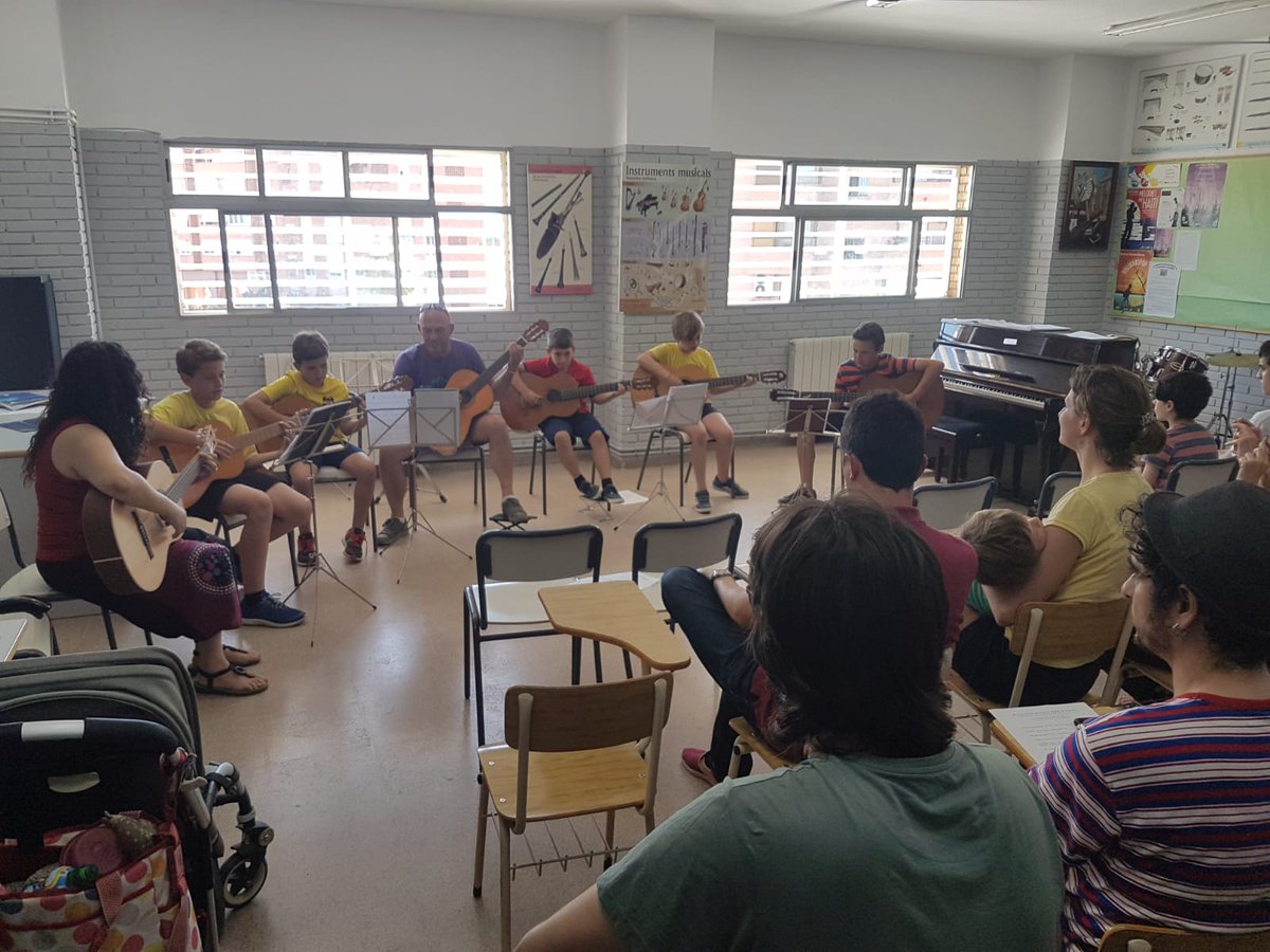 AmpaComenius's tweet photo. El divendres a la vesprada, vam tindre les audicions de música de l'extraescolar de l'AMPA.
Tots els alumnes van poder demostrar quant han aprés!!!
Va estar molt be!!!
Enhorabona a tots!! I als nostres profes Bea i Pau!!
Bon estiu i vos esperem el pròxim curs!!! https://t.co/3rg7WRGlHv