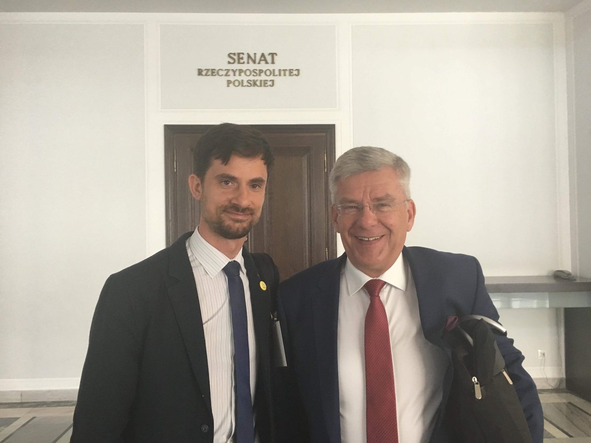 patryk_bialas's tweet photo. ❤ Dziękuję @StKarczewski za spotkanie, a #WSGE za zaproszenie. To był dla mnie wielki zaszczyt reprezentować Park Naukowo-Technologiczny #EuroCentrum na konferencji w @PolskiSenat o informatyzacji samorządu 😍 @Daw_Kam @PiotrPietrasz https://t.co/RjVbrzpmtB
