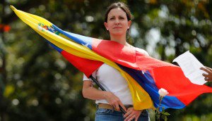 alcaldeledezma's tweet photo. Alertamos a comunidad internacional: Maduro ordena torturar a militares presos para que incriminen a @MariaCorinaYA porque no tolera verla luchando por liberar a Venezuela de la dictadura. Aplican el mismo método ensayado en La Tumba donde torturaron a oficial retirado Fco Arocha https://t.co/1LII0pNU7z