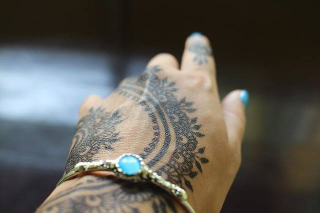 afrorouge's tweet photo. There's something about ink against skin that we just can't get enough of. It's why we do what we do.

#getinkd #temporarytattoos #temptatts #inklife #ink #henna #hennalife #Ghana https://t.co/Cr1764z44Y