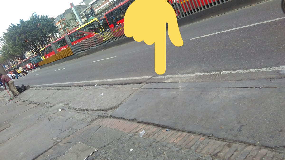 ¿qué tendrá de especial esta zona (Caracas x 49) que Autoridades no recuperan el espacio público @DadepBogota?  <a href="/AndenParaPeaton/">AndenesParaPeatones</a>,  además de presencia de transporte ilegal y modificación ilegal de andenes para parqueo ilegal,  ventas ambulantes impiden circular libremente