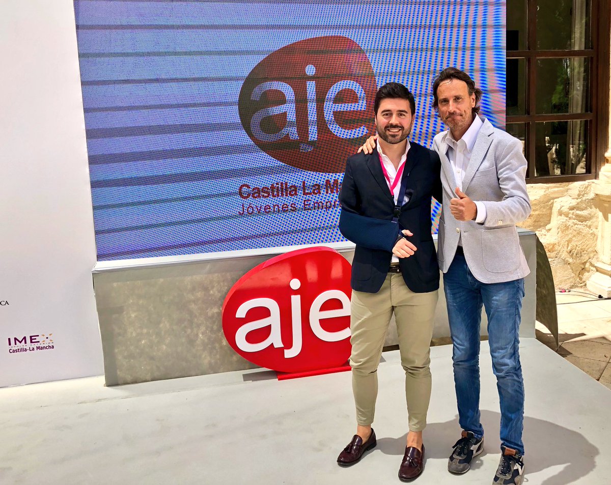 ManuelMurcia_AB's tweet photo. Gran alegría coincidir con la felicidad d @vkuppers en #ElRetoDeExportar de @AJECLM y muchos amig@s https://t.co/iQJGW1T446