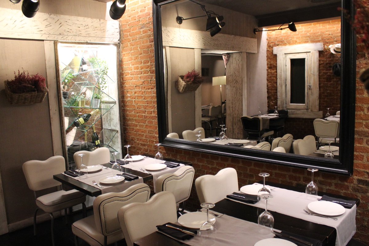 Zampalatedinner's tweet photo. Hoy os queremos enseñar una de nuestras salas, perfecta para reuniones tranquilas y cenas intimas. 🍲
Lo tenemos todo listo, te esperamos mañana en covarrubias 24
#zampa #zamparestoran #Zampadores #restaurantemadrid #restaurantechamberí #copasmadrid #fiestamadrid #madridcopas https://t.co/t1E81fp8Eo