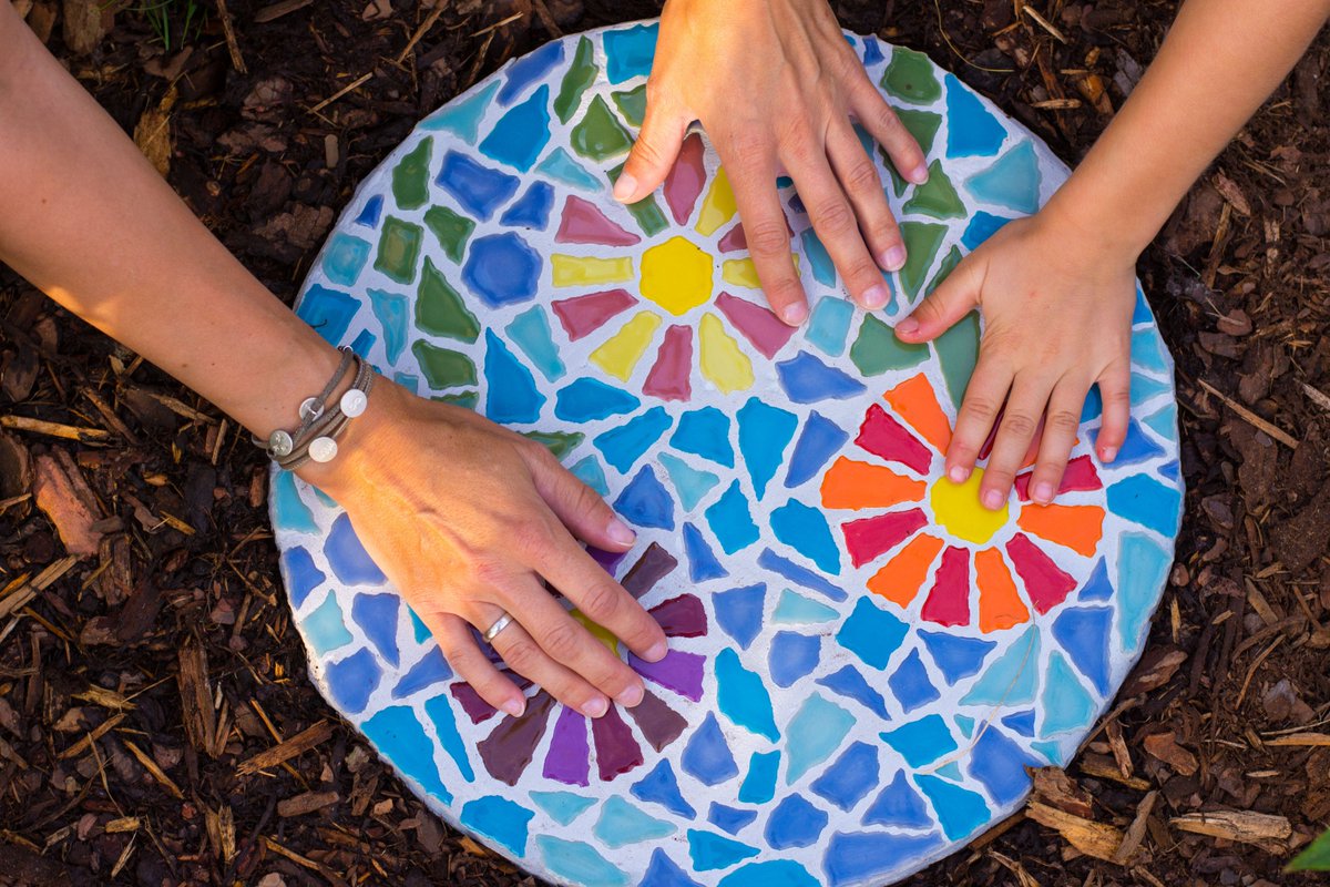 Hey ihr Lieben, auf dem Blog zeigen wir euch, wir ihr Mosaik-Gehwegplatten selbst machen könnt: babykindundmeer.de/lifestyle/diy/… Viel Spaß!