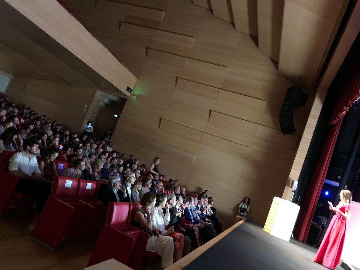 prensario's tweet photo. Comienza #ConectaFICTION2018 con 500 participantes de 20 países, una docena de proyectos presentados y Conecta Fest que une a #SantiagodeCompostela con el mundo de las series de @MovistarPlus. #NewCoAv @Conecta_Fiction https://t.co/R1mQDfjSKA