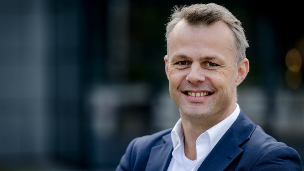 Björn Kuipers, Nederlandse voetbalscheidsrechter en ondernemer, fluit wedstrijden op het WK 2018 in Rusland. "Ik behandel de klant op dezelfde manier als Lionel Messi." #WK2018 #DeOndernemer ▶ bit.ly/2JVJexL