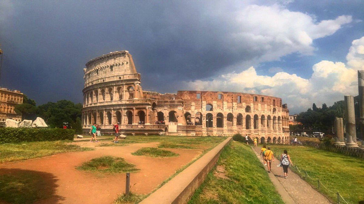 DanielH_LUFC's tweet photo. Thunderstorm brewing behind the Colluseum 😍
#Rome #Italy #Colluseum https://t.co/nRzQGLBqe5