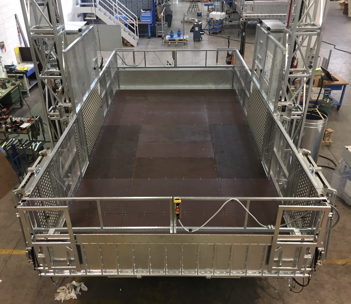 Maber twin mast material hoist MB3500 6x3,2 m capacity 2.700 kg capacity during final assembly in our factory 🇮🇹