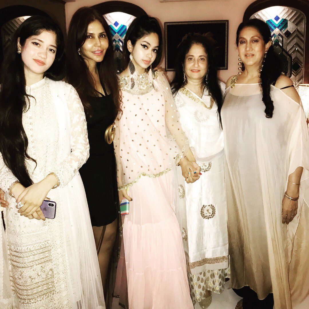 nishjamvwal's tweet photo. A time for #love & #bonding #Eidweek #EidLove #EidMubarak #Breakwalls #Buildbridges #love #life #positivity #forgiveness #effulgence #nishajamvwal @anmolmalik5 @zarinekhan1207 @talataziz14 @annasingh1244 @farahkhanali @xenia @nishajamvwal @anumalik @adamalik https://t.co/gl4PsjvjTf