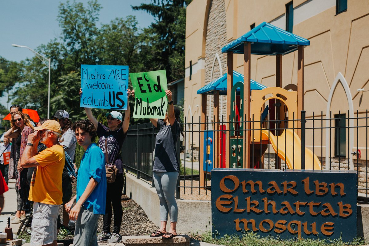 PeaceCatInt's tweet image. An aggressive group showed up on Friday at a mosque in Columbus to disrupt prayers, but Peace Catalyst and others showed up to be a presence for peace and to show support for our Muslim neighbors. #werefusetobeenemies (photo by Rachel Joy Barehl)