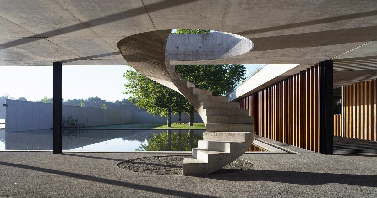 dezeen's tweet photo. Polo stables by Estudio Ramos features grassy roof for horses to graze: https://t.co/fCc6MDZZVP https://t.co/yCbVWmaZz7