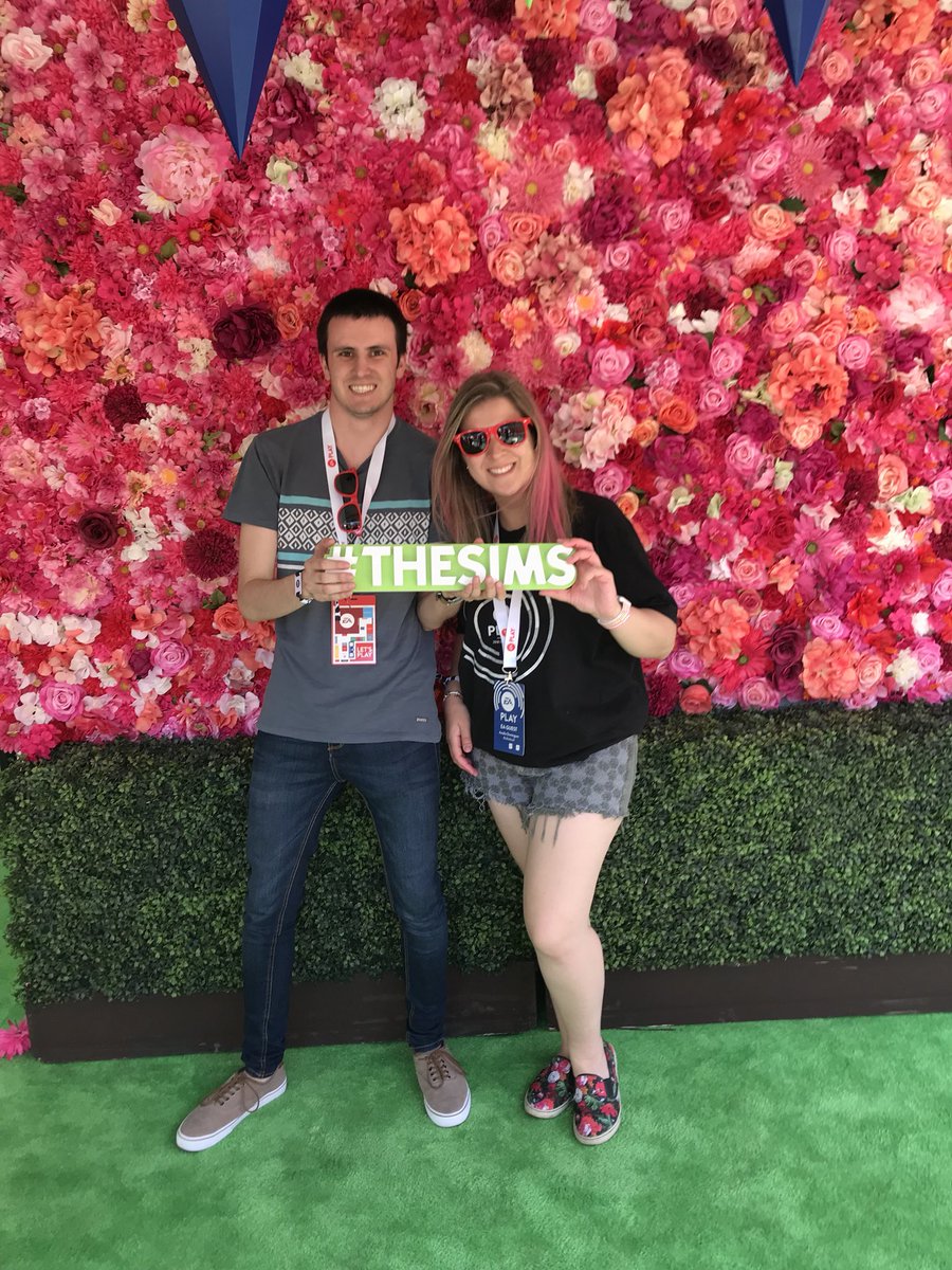 pekesims's tweet photo. .@alalasims x pekesims 

Was so great to meet you! #EAPlay2018 #AHQPower https://t.co/o8iSHwEy8G