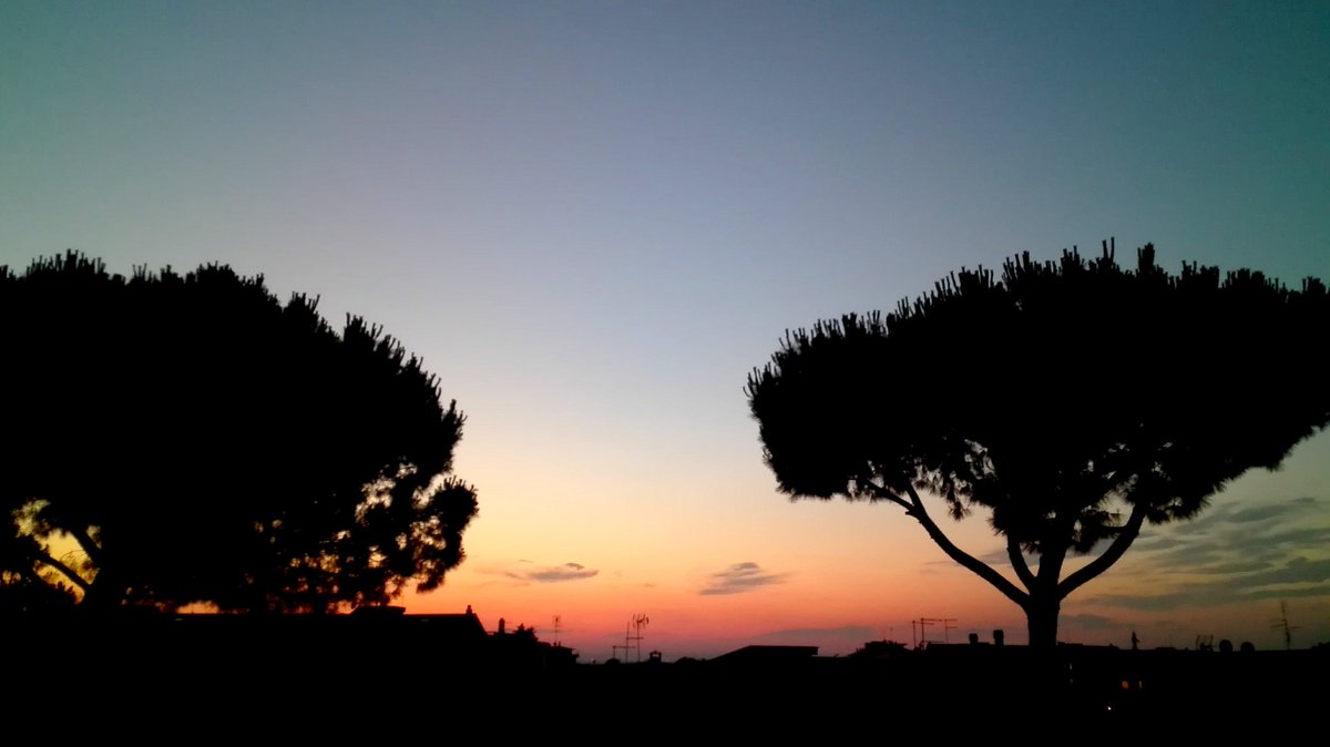 LaTataBlu's tweet photo. Avrei voluto stupirvi con effetti speciali, l'ultima sera dei miei 49 anni.
È un tramonto quasi banale, questo, ma è il classico #solerosso.
A Voi, mia bellissima TL ❤ https://t.co/fXuhRNgPiL
