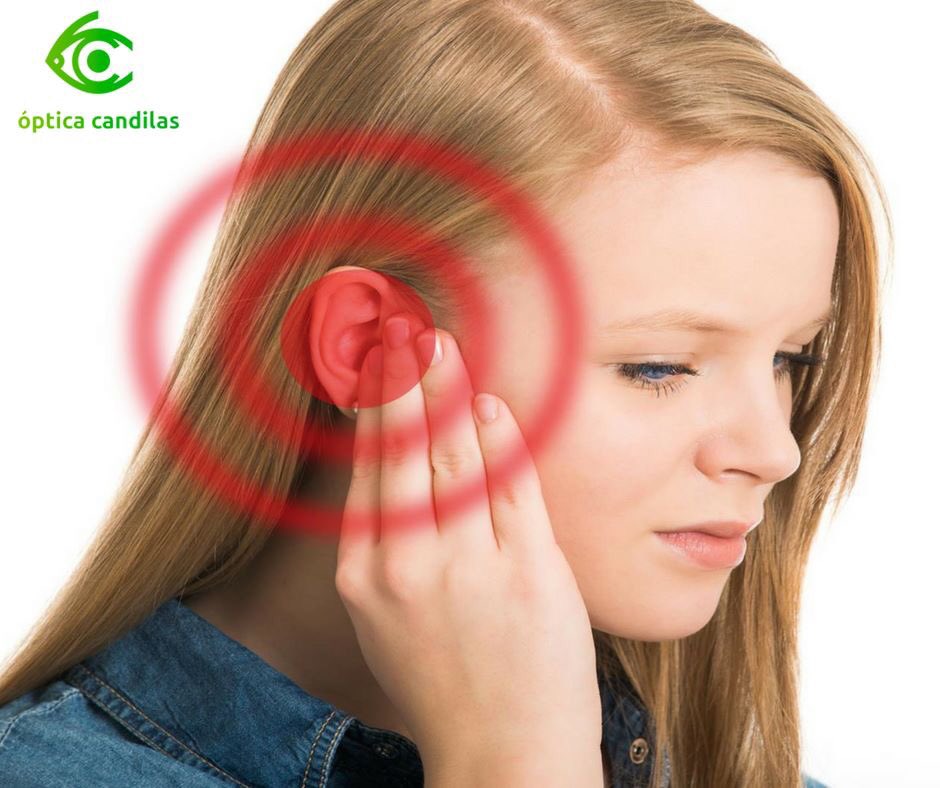 El tinnitus causa que el paciente escuche sonidos en su cabeza sin haber ninguna fuente externa que los produzca. Generalmente tienden a ser pitidos, o zumbidos.
El caso se agrava cuando este sonido no permite la concentración, o la conciliación del sueño.