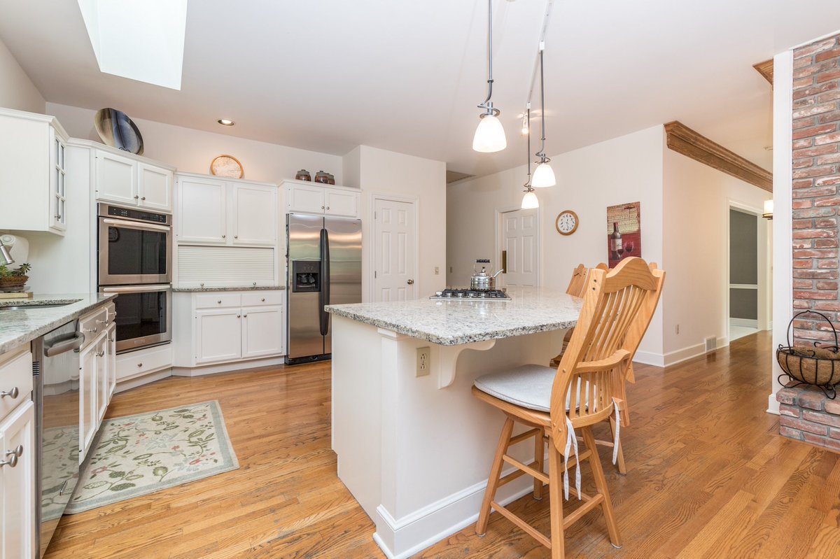 picturemehomeOH's tweet photo. Beautiful home with many updates in @ChagrinFallsOH First floor master, move right in!  #chagrinfalls #firstfloormaster #realestate #swimmingpool #itshot #photography #realestateagent #photographer #realestatephotography https://t.co/EyHpsBxgLX