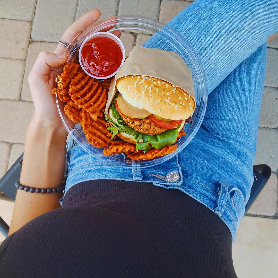 Body by Earth Burgers 🍔 🌱

#hummusrepublic #veganfoodporn #foodbeast #laeater #lavegans #phillyfoodie #summer #healthyfood  #vegan #phillyeats #foodblogger  #foodstyle #eaterphilly #laeats #dinela #discover #bestfoodworld #organic #elsegundo #follow #rittenhouse #vegetarian