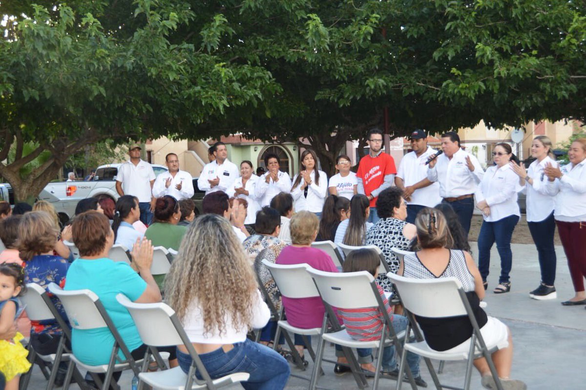 vmijitoteran's tweet photo. Tuve la oportunidad de saludar a los vecinos de la colonia Infonavit Alamito donde les presente mis propuestas en materia de seguridad y solución definitiva a la escasez de agua que existe en esta colonia así como el municipio. #ElMijitoLeEntiende #ConMuchoAguaPrieta https://t.co/voLePi1qkJ