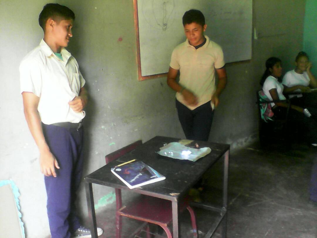 Estudiantes de la U.E.C Miguel Gonzalez Contreras realizando experimentos <a href="/zoneducguarico1/">@zoneducguarico18</a> @munozeducguaric
