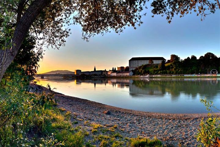visitlinz's tweet photo. Linz hat einen besonderen Platz an der Donau - und das wird nun gefeiert! In den Ausstellungshäusern und im öffentlichen Raum werden diesen Sommer spannende Projekte zum Thema "Wasser" gezeigt. 🌊 Schaut rein unter: https://t.co/AUimDvngGF #Donau #DonauArt #visitlinz https://t.co/4xp6NS0gRM