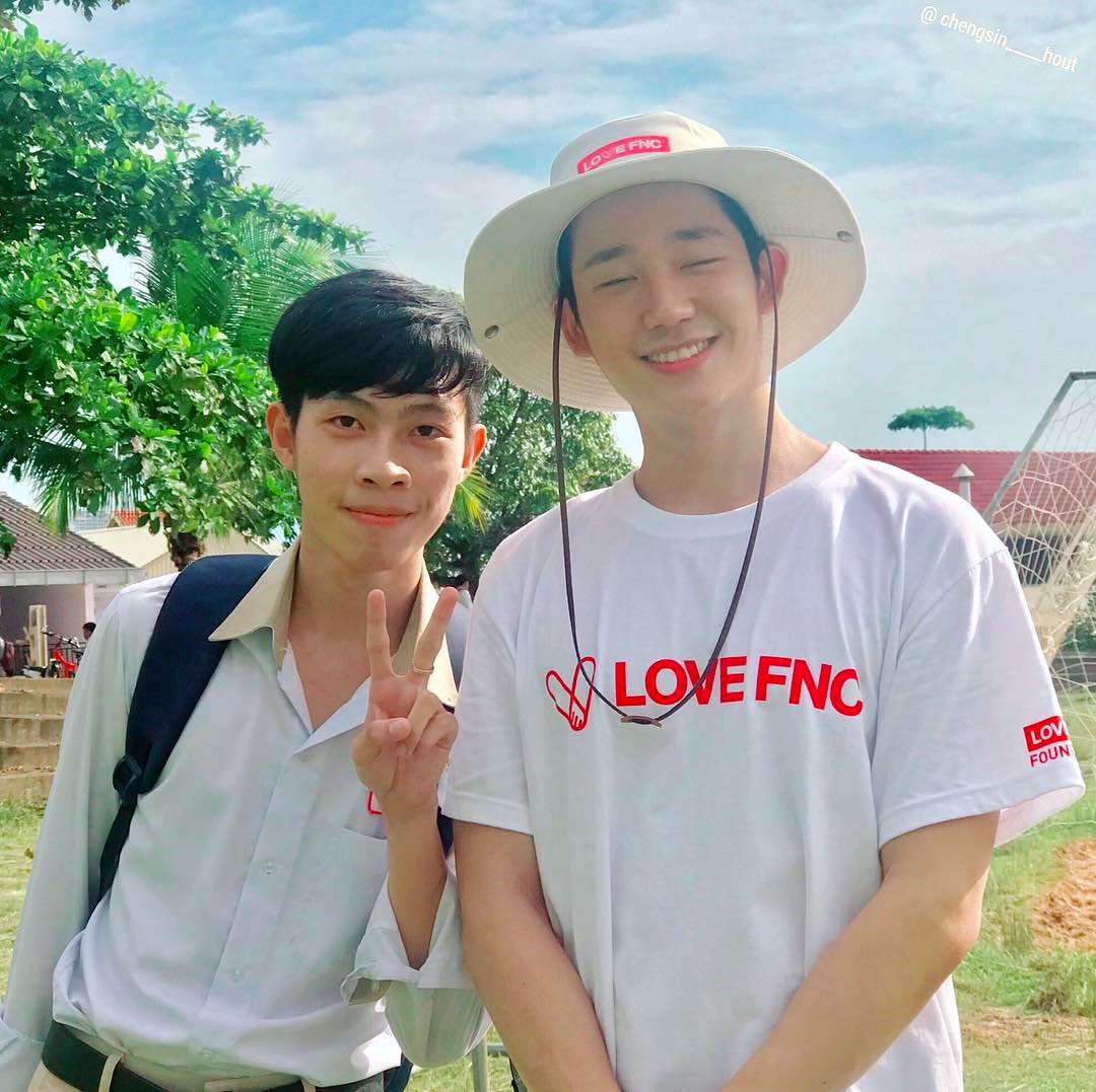 for_JungHaeIn's tweet photo. Hae In in Cambodia.🤩 

- He is now doing volunteer activities in Cambodia.
   해인, 캄보디아에서 봉사활동중...✨

#JungHaeIn #정해인 #丁海寅

* from _malinn__ / chengsin_____hout / joanpil / kreu_sna  Insta https://t.co/ACR9NcHMnm