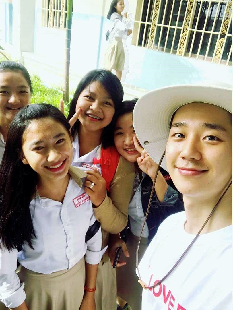 for_JungHaeIn's tweet photo. Hae In in Cambodia.🤩 

- He is now doing volunteer activities in Cambodia.
   해인, 캄보디아에서 봉사활동중...✨

#JungHaeIn #정해인 #丁海寅

* from _malinn__ / chengsin_____hout / joanpil / kreu_sna  Insta https://t.co/ACR9NcHMnm