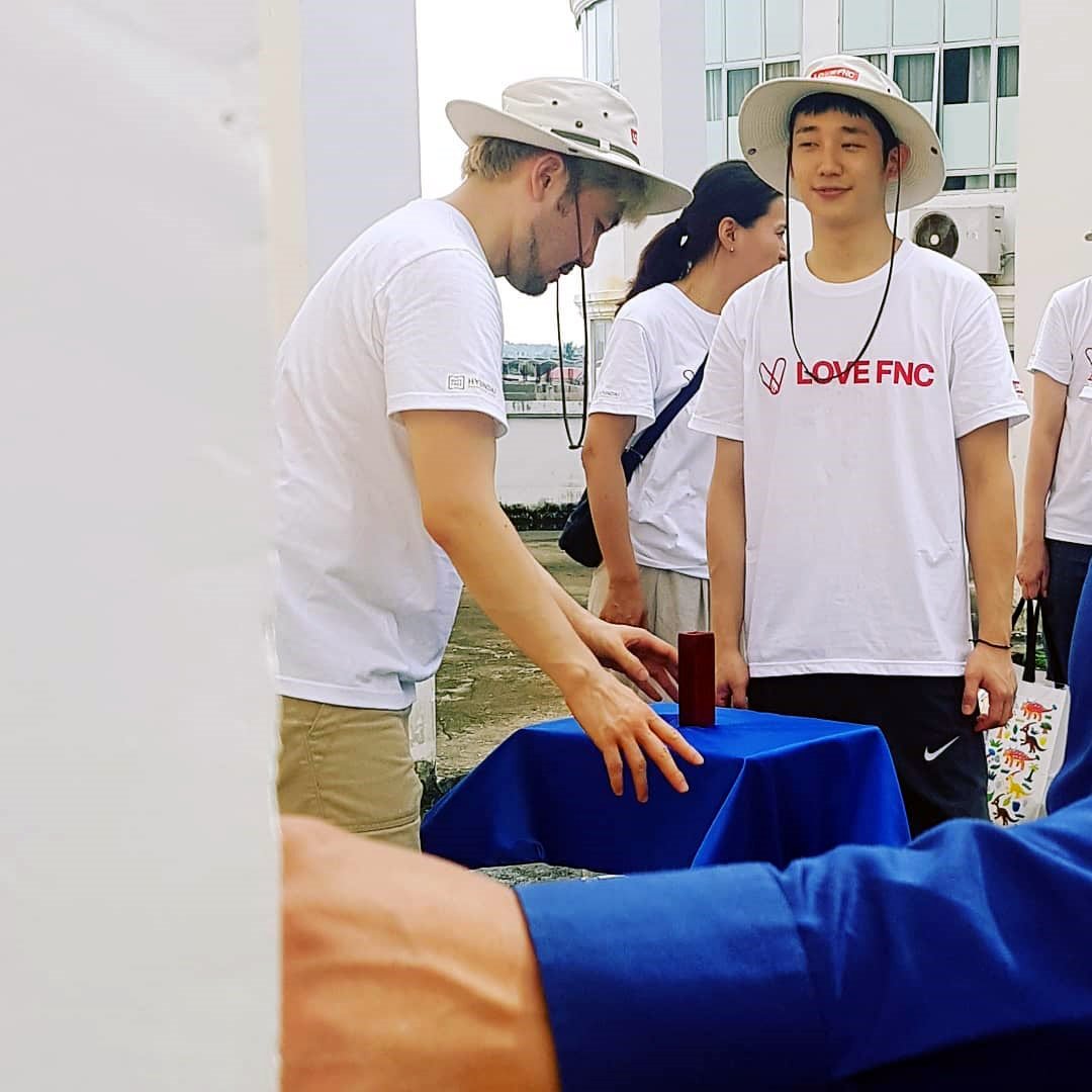 for_JungHaeIn's tweet photo. Hae In in Cambodia.🤩 

- He is now doing volunteer activities in Cambodia.
   해인, 캄보디아에서 봉사활동중...✨

#JungHaeIn #정해인 #丁海寅

* from _malinn__ / chengsin_____hout / joanpil / kreu_sna  Insta https://t.co/ACR9NcHMnm