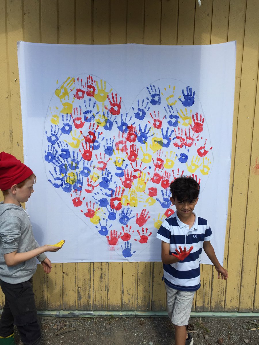 I morgon är det skolavslutning... och vad passar väl bättre än att vi fyller ett hjärta med våra handavtryck🤗☀️🌸🌸🌸 #runbacka #tillsammans