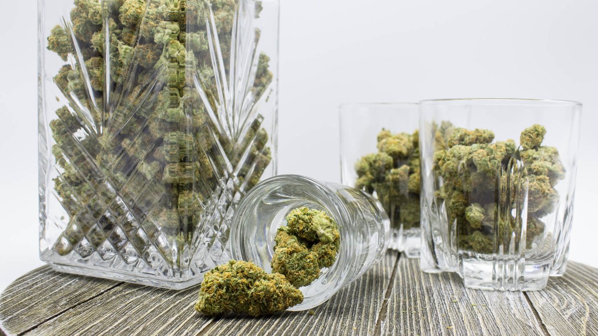 LeiffaBrands's tweet photo. The happiest hour of the day happens Monday-Friday from 6-6:50pm at Leiffa. Shop during this time and save 10% off your total regular priced purchase. #leiffa #lakewood #cannabis #medicalmarijuana #medical #denver #colorado #cannabiscommunity #cannabisculture #happyhour https://t.co/HsuCItfZAu