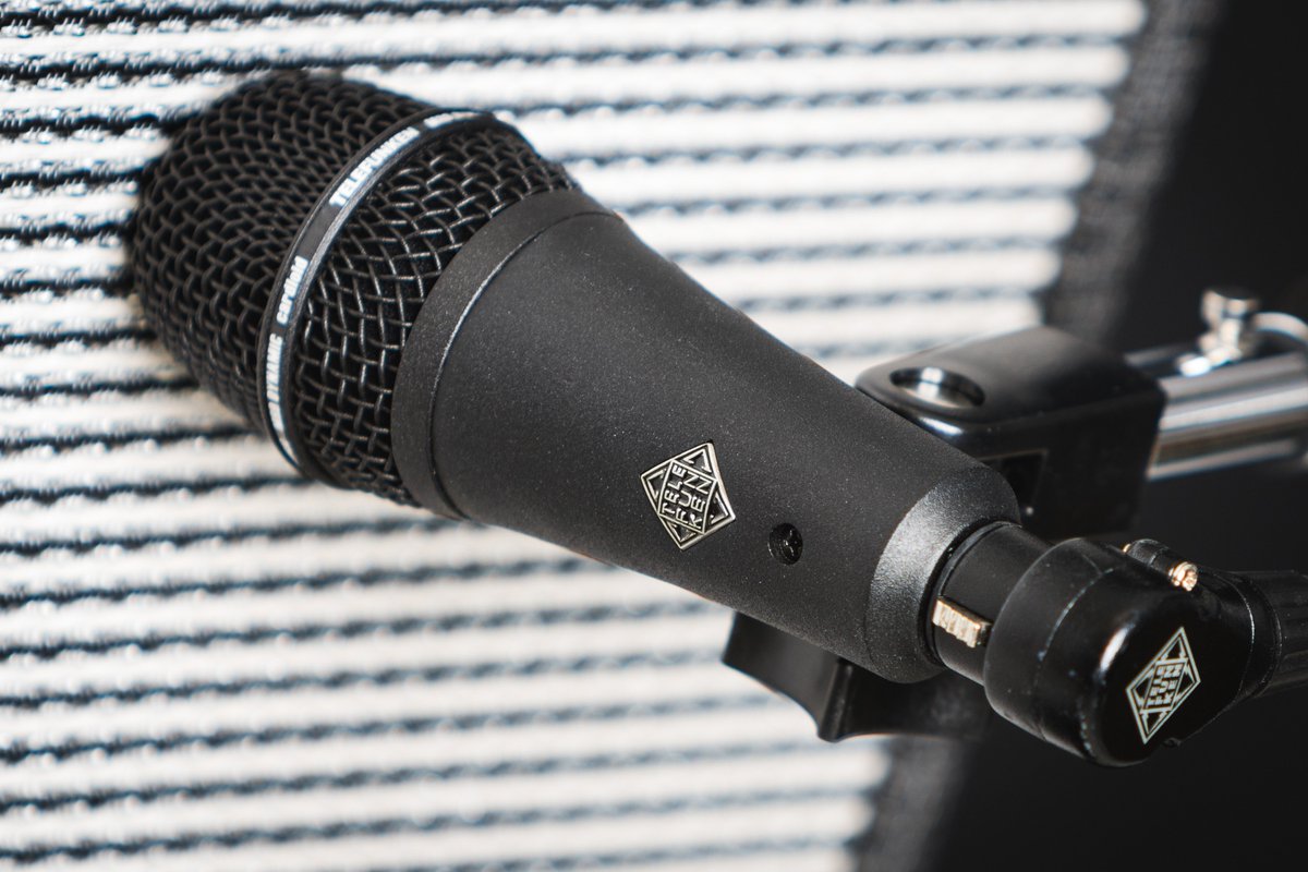 TELEFUNKEN_Mics's tweet photo. Happy #MicMonday! The low profile M80-SH is perfect for mic'ing amps on stage #telefunken #telefunkenmics #M80 #M80SH https://t.co/EdE4v0ExRU https://t.co/jETBOhOWxL