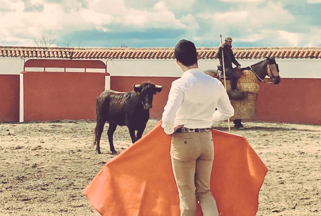 omar_toros's tweet photo. Tal vez no exista una intimidad más grande que la de dos miradas que se encuentran con firmeza y determinación, y sencillamente se niegan a apartarse.
Jostein Gaarder https://t.co/sD2NjB0p5T