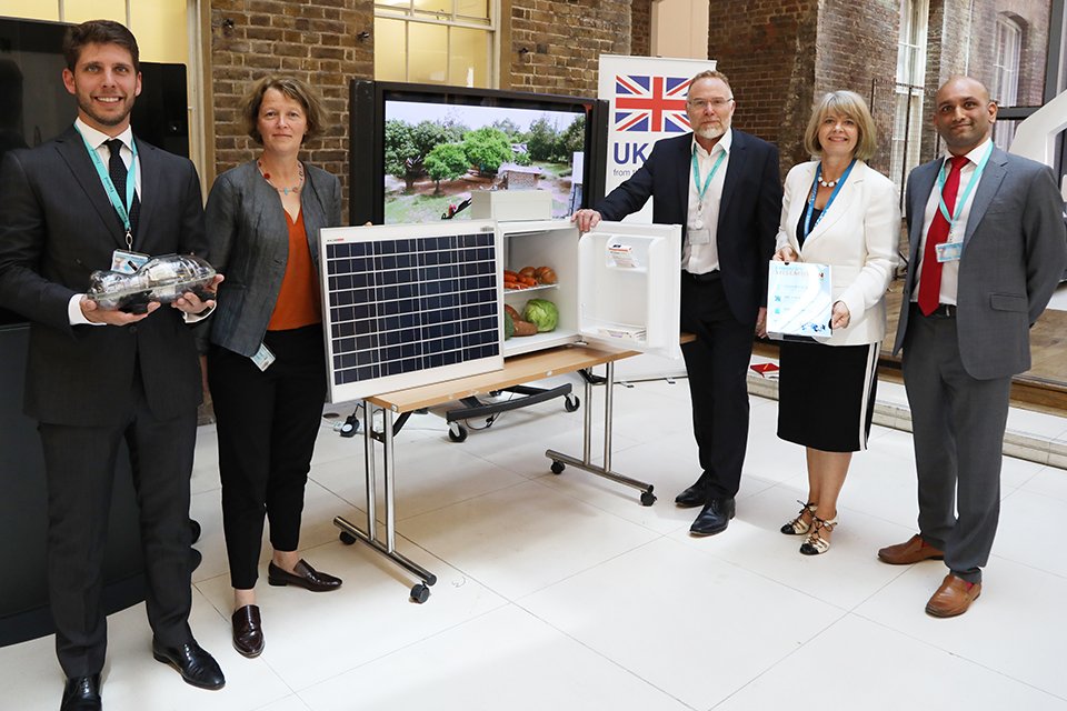 DFID_UK's tweet image. .@hbaldwin: Great to see this pioneering @mkopasolar fridge. Will help families keep essential food and medicines cold in rural areas of Kenya - supported by #UKaid in partnership with @ShellFoundation #AidWorks #techfordevelopment