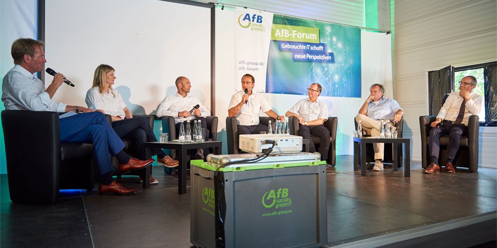 Fujitsu_DE's tweet photo. Podiumsdiskussion zu „#Nachhaltigkeit in der IT" beim AfB-Forum von @AfB_CSRteam. Mit dabei: Jan Spreter, Head of CSR (3.v.l.). Am Ende waren sich alle Teilnehmer einig: Trotz des enormen Bedarfs an Rechenleistung wirken #Digitalisierung und Nachhaltigkeit für- und miteinander. https://t.co/CaThBhnjhy