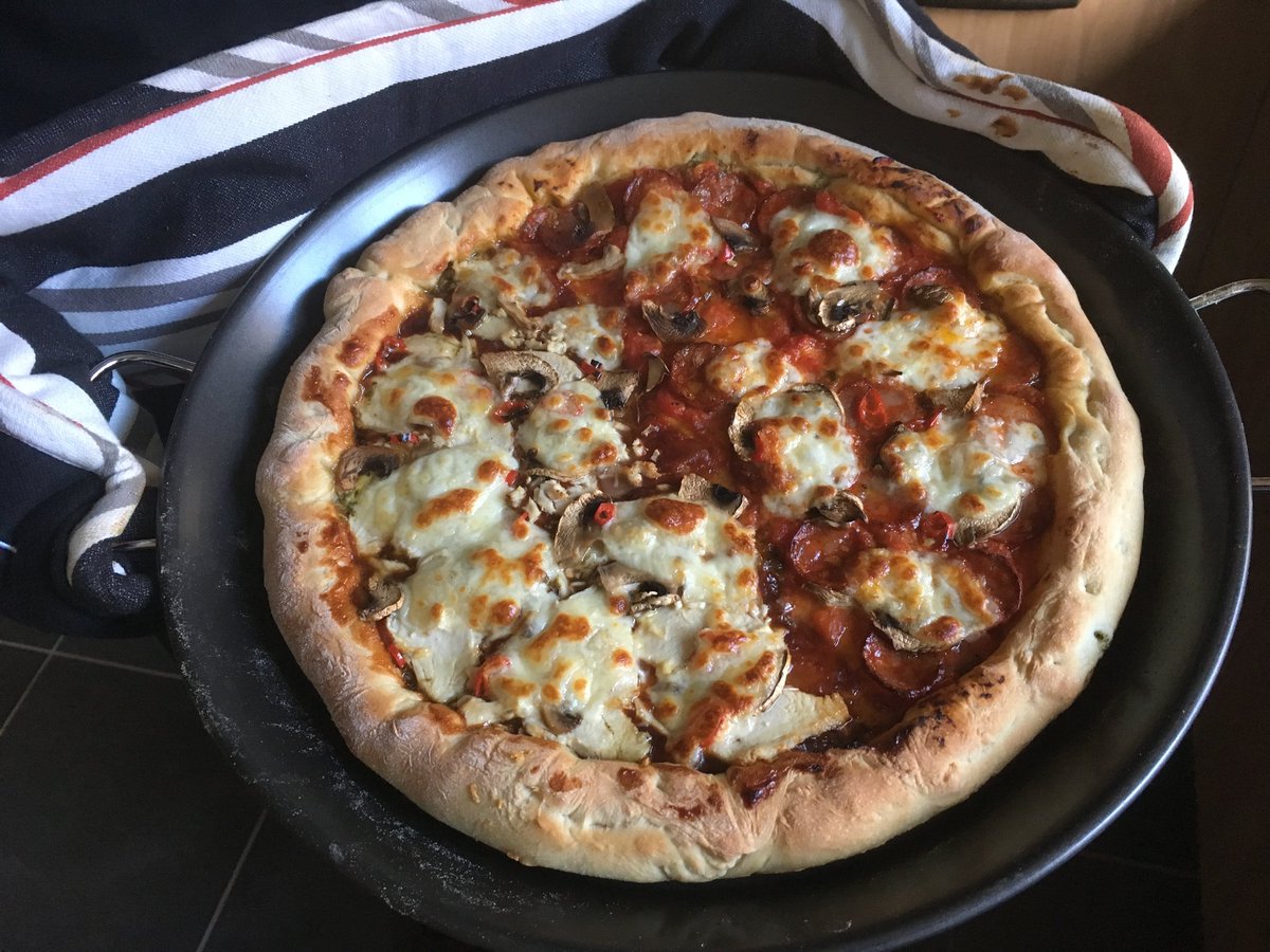 Paella pan pizza ... half tomato, chorizo, mozzarella  and mushroom, the other half bbq sauce, chicken and mozzarella topped with fresh chopped chillies and garlic butter stuffed crusts. Lovely
#PaellaPanPizza #lovepizza #stuffed