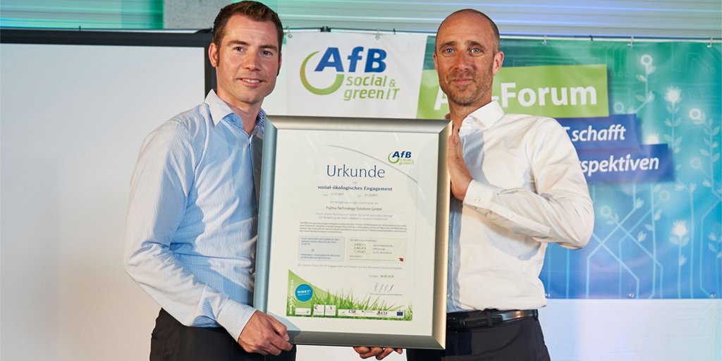 Fujitsu_DE's tweet photo. Durch die Abholung und Wiederaufbereitung von Fujitsu Geräten aus Unternehmen konnten alleine 2017 5 Mio. kWh Strom gespart &amp; 32 Menschen mit Behinderung beschäftigt werden. Dafür gab's beim AfB-Forum von @AfB_CSRteam eine Auszeichnung. Wir freuen uns riesig! #CSR #Nachhaltigkeit https://t.co/zNma2v3G8G