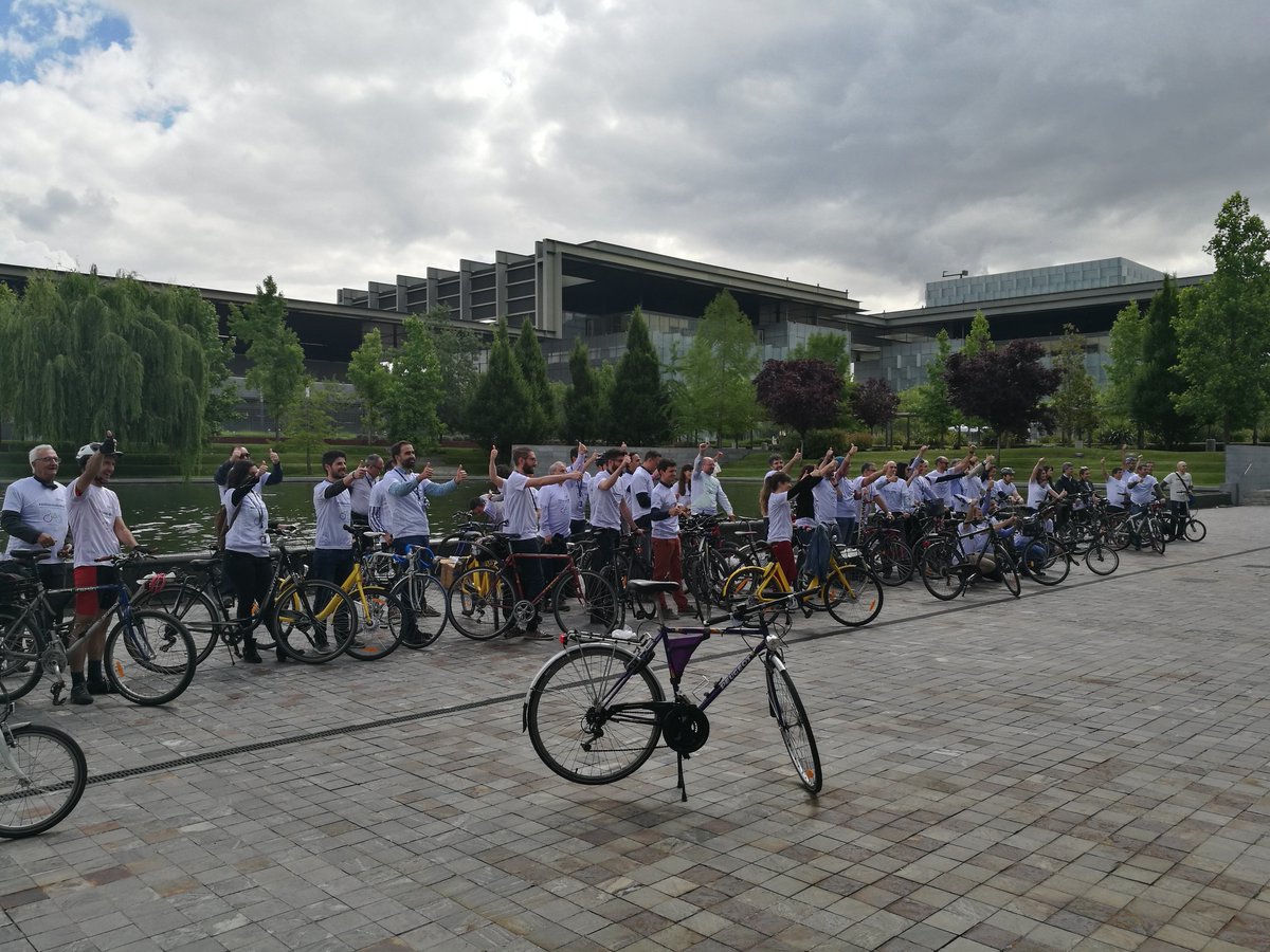 yayel's tweet photo. #aDistritoenBici es el nombre de la iniciativa organizada por empleados de Telefónica para ir en bici a la oficina. ¡Gracias, @Telefonica por impulsarla!
https://t.co/8zZOXZZYMg https://t.co/IIjjq6gIXf