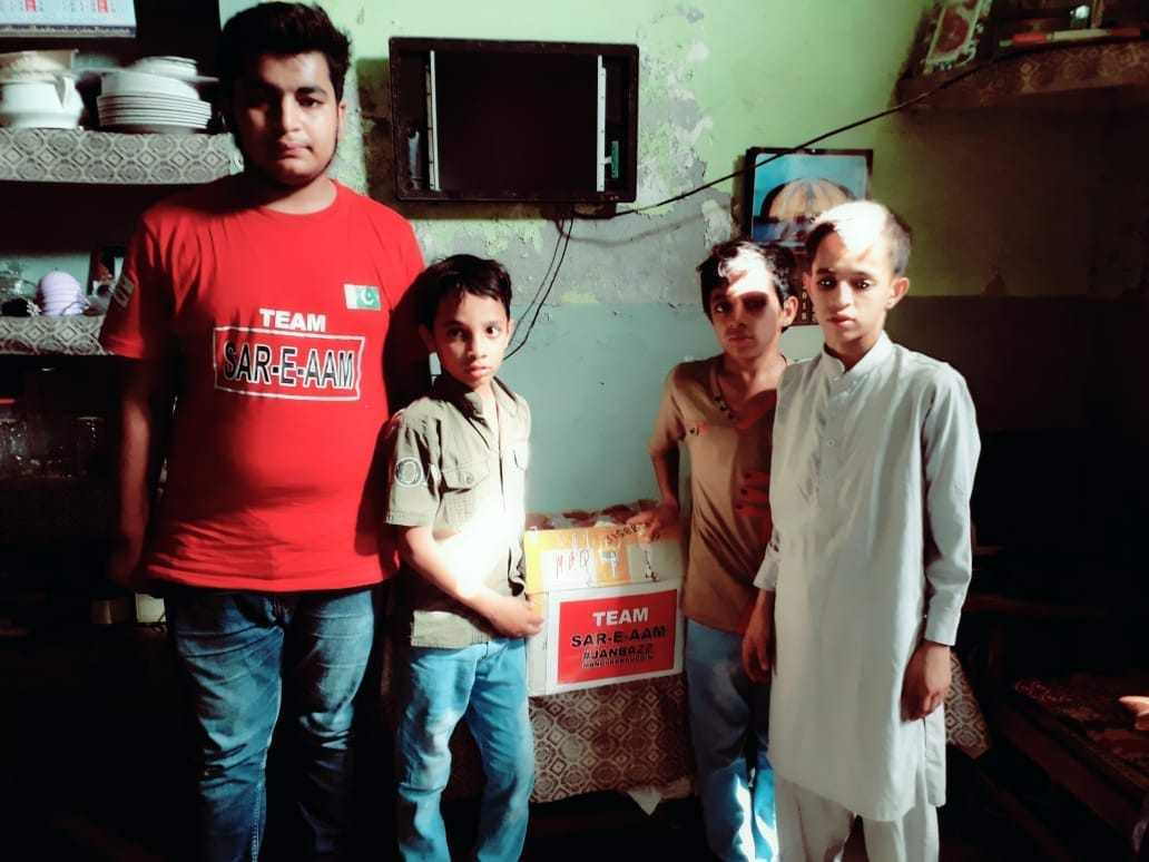 WafaZainabSyed4's tweet photo. آج منڈی بہاوالدین میں سرعام کے جانبازوں نے عید کی خوشیوں میں سب کو شامل کرنے کے لئیے کچھ مستحق خاندانوں میں راشن ٬ کپڑے اور کھلونے تقسیم کیے۔۔
آپ بھی اپنی عید کی خوشیوں اپنے آس پاس کے لوگوں کا خیال رکھیں
@iqrarulhassan
@KinzaSiddiq @WazimSyed
#Janbaaz
#MandiBahudin https://t.co/xPhTPv8yc4