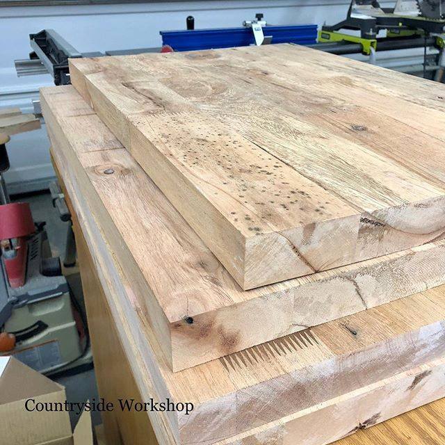 CountrysideWS's tweet image. Time to sand, sand, &amp;amp; more sand! What do you do when you have a long sanding session? #countrysideworkshop #butcherblock #butcherblockcountertop #choppingblock #bbqsmoker ift.tt/2HEMcEX