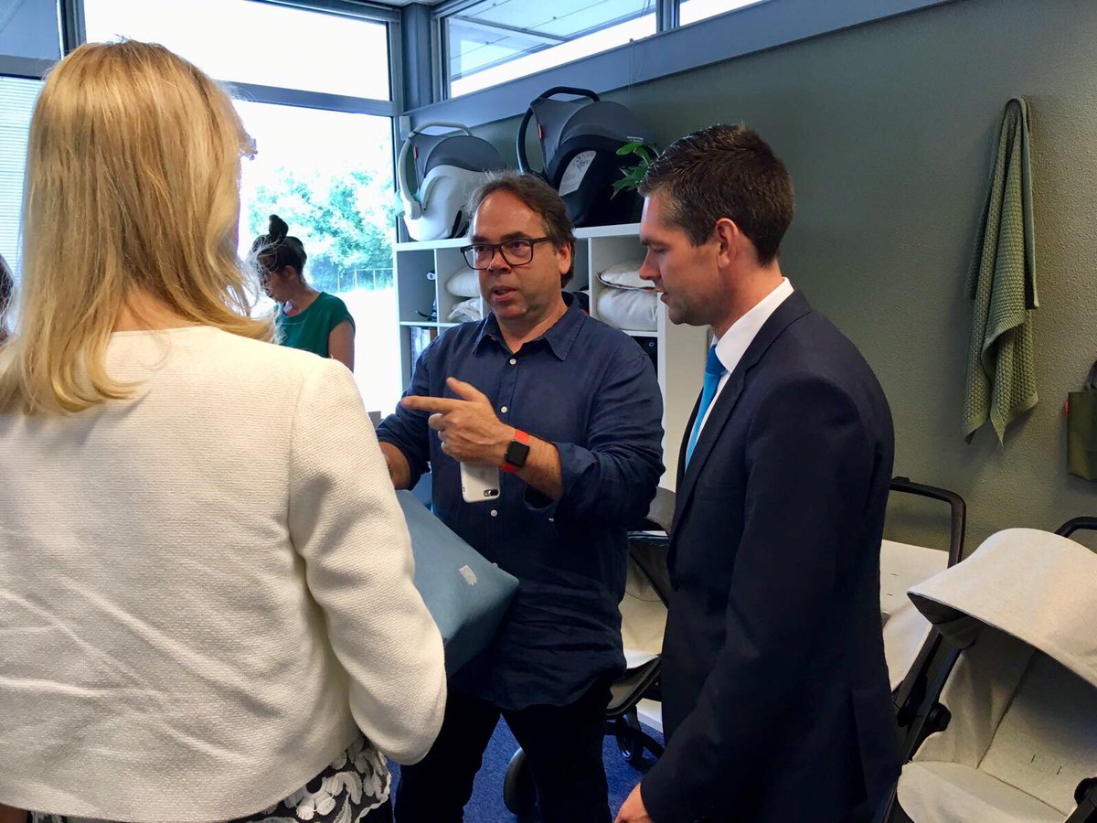 Ministerie_EZK's tweet photo. Staatssecretaris @MonaKeijzer bezoekt @Greentomworld, vorig jaar door de @KvK_NL uitgeroepen tot het meest Innovatieve #MKB bedrijf in NL. Het bedrijf produceert circulaire kinderwagens. Alle materialen zijn afkomstig van gerecyclede drinkflessen. https://t.co/XgKpz3cr94