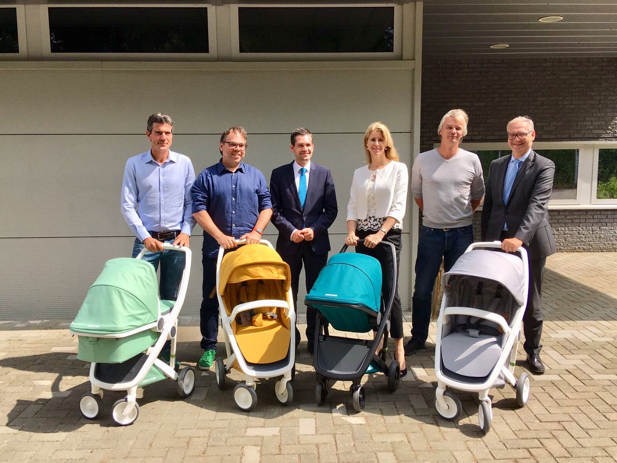 Staatssecretaris <a href="/MonaKeijzer/">Mona Keijzer</a> bezoekt <a href="/Greentomworld/">Greentom</a>, vorig jaar door de <a href="/KvK_NL/">Kamer van Koophandel</a> uitgeroepen tot het meest Innovatieve #MKB bedrijf in NL. Het bedrijf produceert circulaire kinderwagens. Alle materialen zijn afkomstig van gerecyclede drinkflessen.