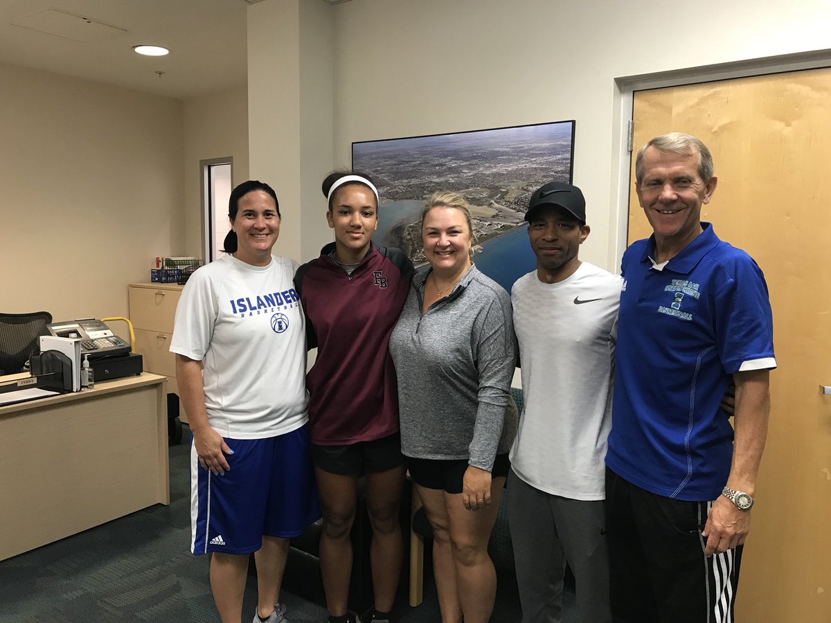 haylecampbell10's tweet photo. First I’d like to thank my family , all my coaches, and all the other colleges that showed interest. I’d  like to officially announce my verbal commitment to Texas A&amp;M Corpus Christi!!! #Tamucc https://t.co/HRJETmMLK8