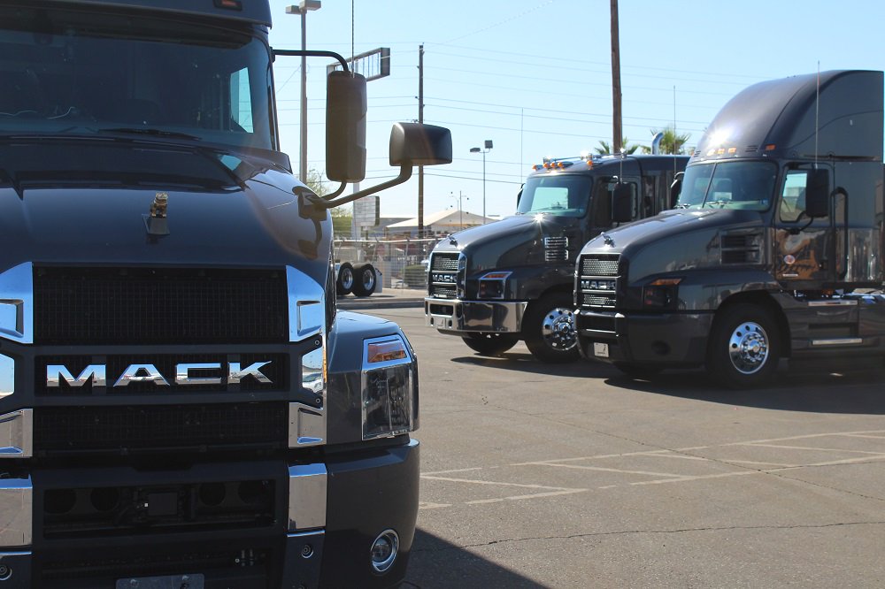 VanguardTrucks's tweet photo. The Mack Anthem Road Team is setting up in Phoenix. Stop by from 10am to 1pm to see the Anthem for yourself!  #MackAnthemLive https://t.co/V9MYKU7FoR